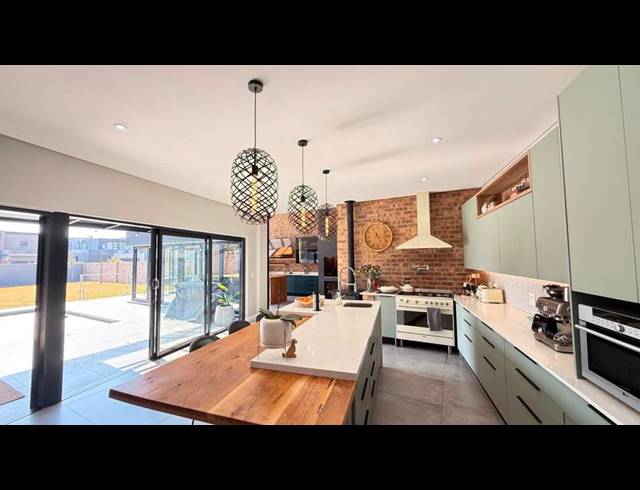 5 BEDROOM HOUSE FOR SALE IN MIDSTREAM HEIGHTS